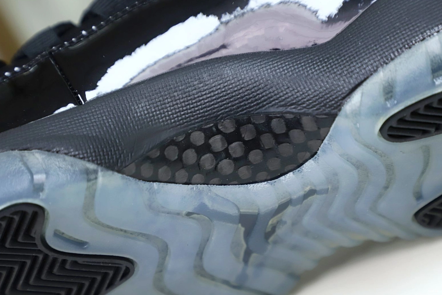 'CAP 11 AND GOWN' AIR RETRO JORDAN 1003